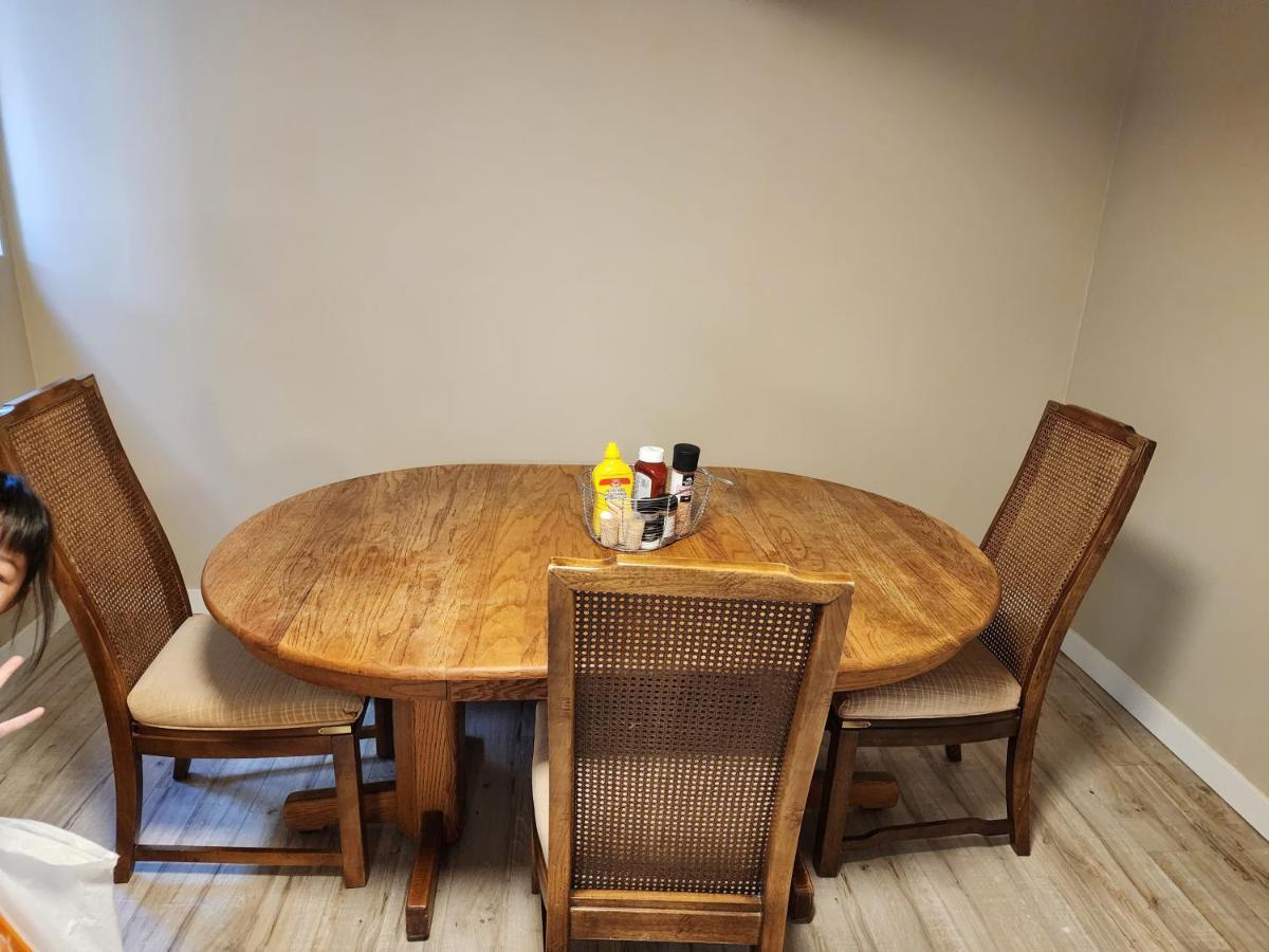Economical Homestay Бернабі Екстер'єр фото